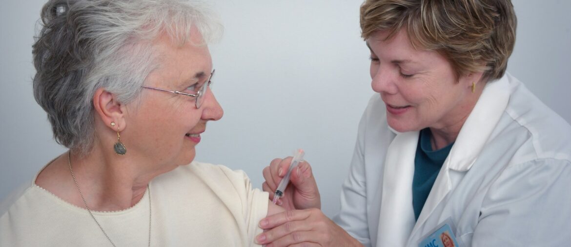 Warum osteuropäische Haushaltshilfen eine gute Wahl sind – Vermittlung leicht gemacht woman inject a woman on left shoulder